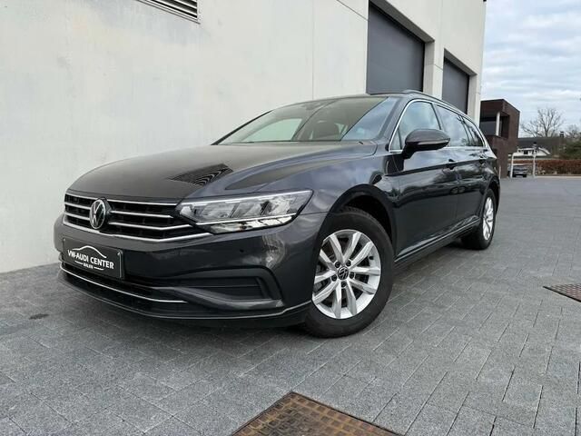 Grijs Gebruikt 2023 VW Passat Stationwagen | € 27.495 (Super prijs) - Afbeelding 1/4