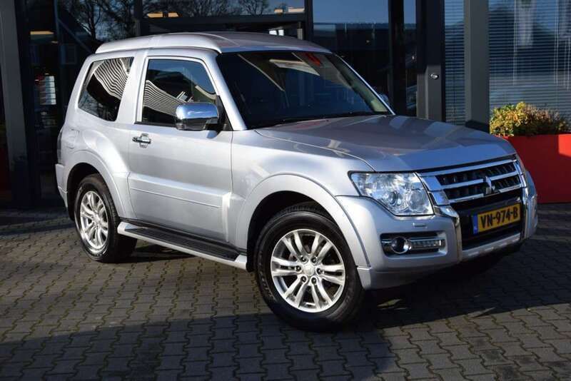 Zilver, metallic lak Gebruikt 2015 Mitsubishi Pajero SUV | € 24.194 - Afbeelding 1/4