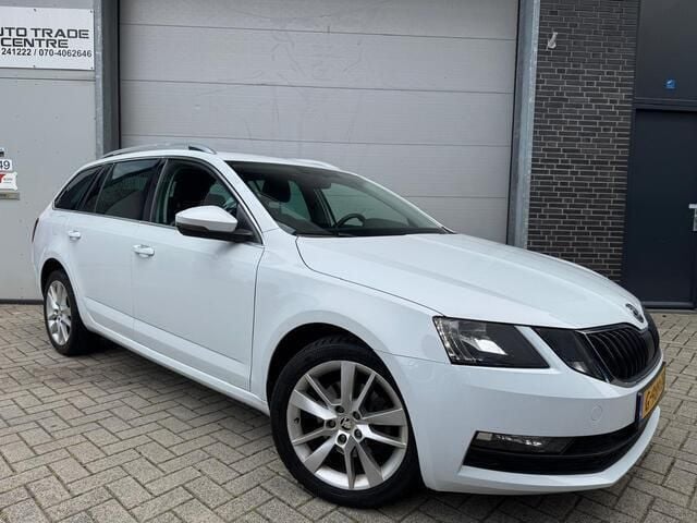 Wit Occasion 2020 Skoda Octavia Clever Stationwagen | € 13.445 (Eerlijke prijs) - Afbeelding 1/4