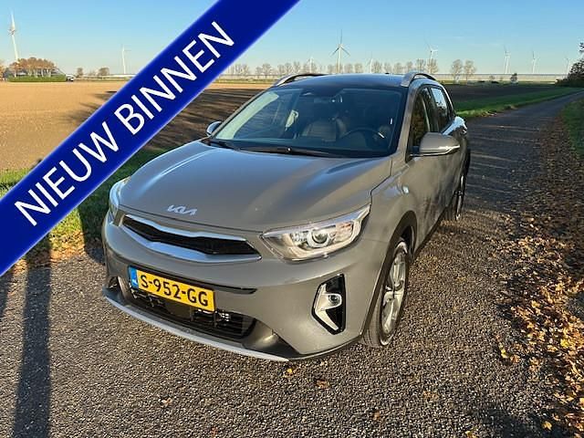 Grijs Gebruikt 2023 Kia Stonic SUV | € 19.950 (Eerlijke prijs) - Afbeelding 1/4
