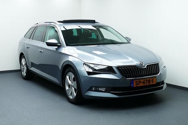 Grijs, metallic lak Gebruikt 2018 Skoda Superb Business Line Stationwagen | € 12.449 (Iets duurder) - Afbeelding 1/4