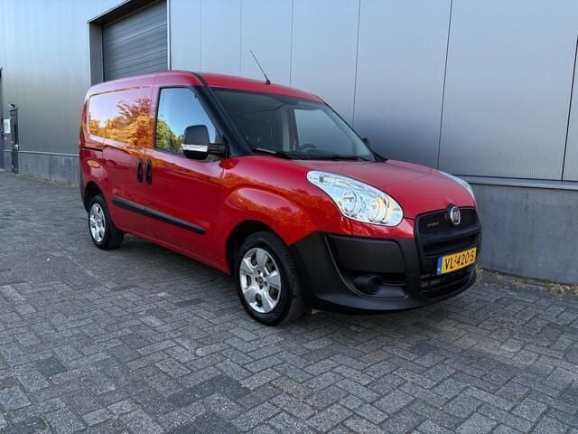 Rood Gebruikt 2015 Fiat Doblò MPV | € 4.499 (Eerlijke prijs) - Afbeelding 1/4
