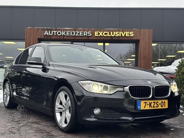 Zwart Occasion 2013 BMW 320 Efficient Dynamics Sedan | € 7.900 (Eerlijke prijs) - Afbeelding 1/4