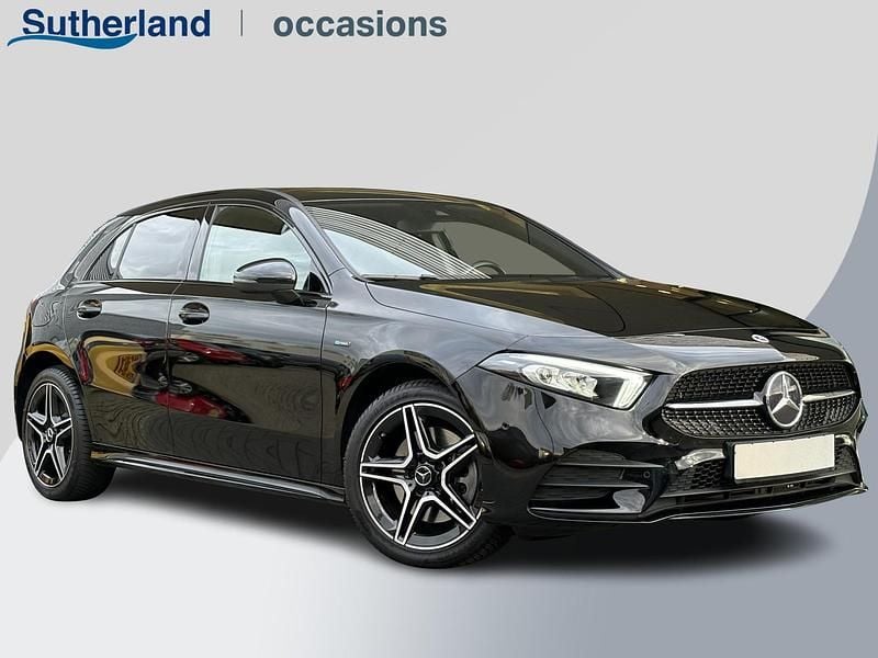 Zwart Occasion 2021 Mercedes A250 AMG line Hatchback | € 27.600 (Goede deal) - Afbeelding 1/4