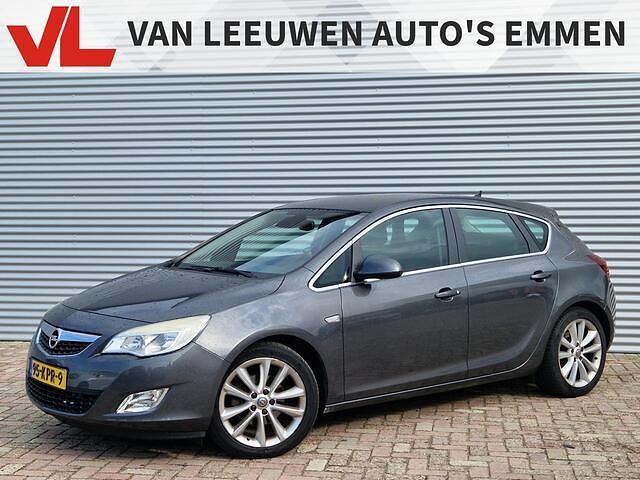 Grijs, metallic lak Gebruikt 2010 Opel Astra Cosmo Hatchback | € 3.948 (Iets duurder) - Afbeelding 1/4