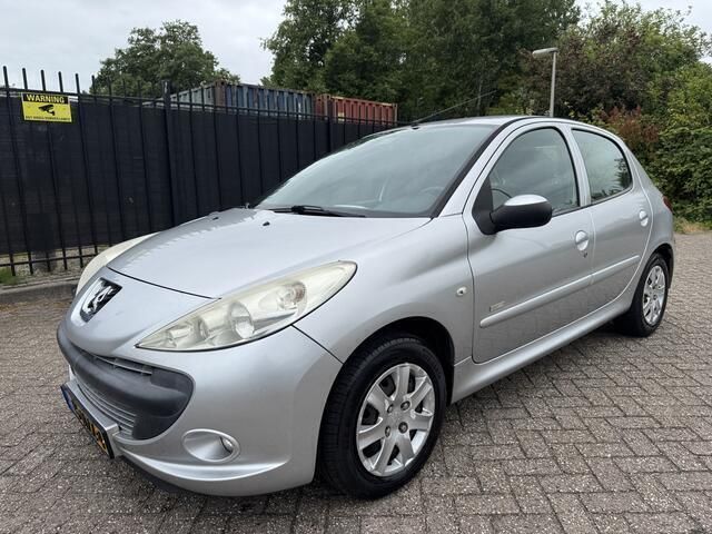 Grijs Gebruikt 2011 Peugeot 206+ Hatchback | € 1.950 (Eerlijke prijs) - Afbeelding 1/4