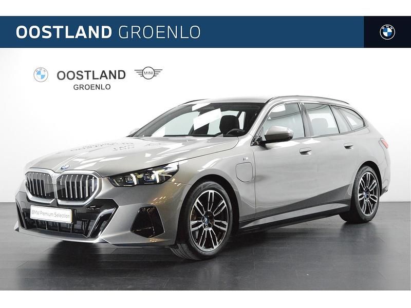 Grijs Occasion 2024 BMW 530e M Sport Stationwagen | € 59.950 (Eerlijke prijs) - Afbeelding 1/4