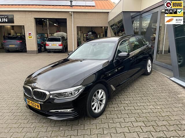Zwart Gebruikt 2018 BMW 520 Executive Stationwagen | € 19.950 (Eerlijke prijs) - Afbeelding 1/4