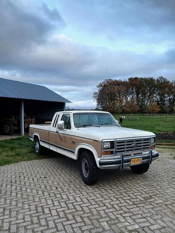 Gebruikt 1983 Ford F250 XLT Pickup | € 25.000 - Afbeelding 1/4