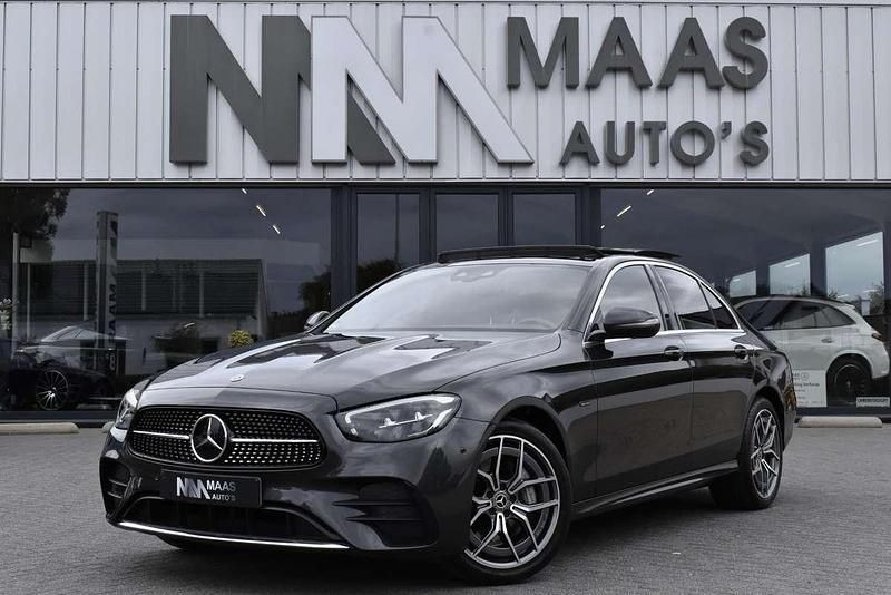 Grijs Gebruikt 2021 Mercedes E300 AMG line Sedan | € 42.950 (Goede deal) - Afbeelding 1/4