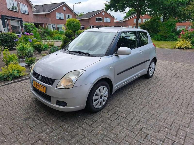 Grijs Gebruikt 2005 Suzuki Swift GLS Hatchback | € 1.495 (Eerlijke prijs) - Afbeelding 1/4