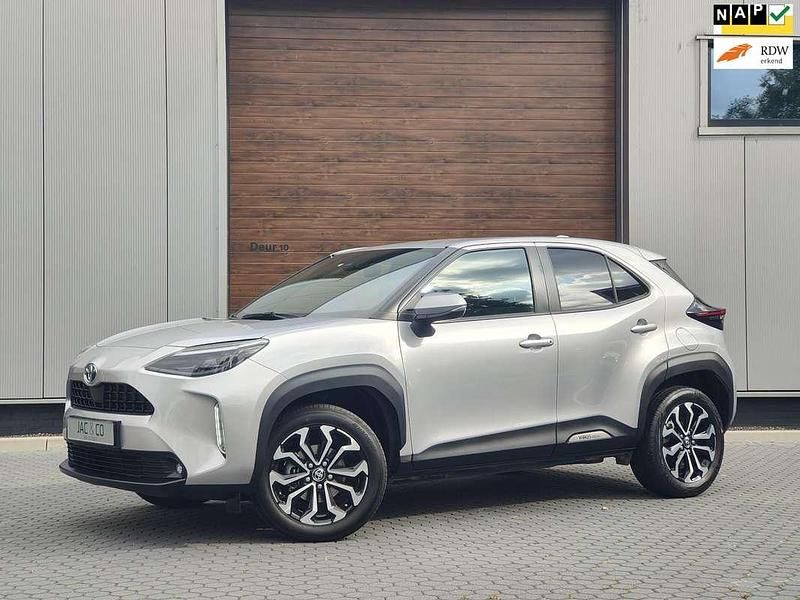 Zilver, metallic lak Gebruikt 2021 Toyota Yaris Cross Edition SUV | € 24.650 (Goede deal) - Afbeelding 1/4