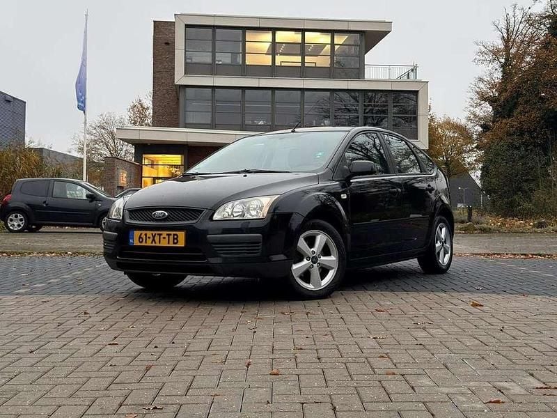Zwart Gebruikt 2007 Ford Focus Trend Hatchback | € 1.799 (Eerlijke prijs) - Afbeelding 1/4