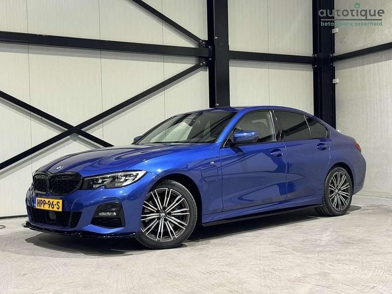 Blauw Gebruikt 2019 BMW 330e Shadowline Sedan | € 27.740 (Eerlijke prijs) - Afbeelding 1/4