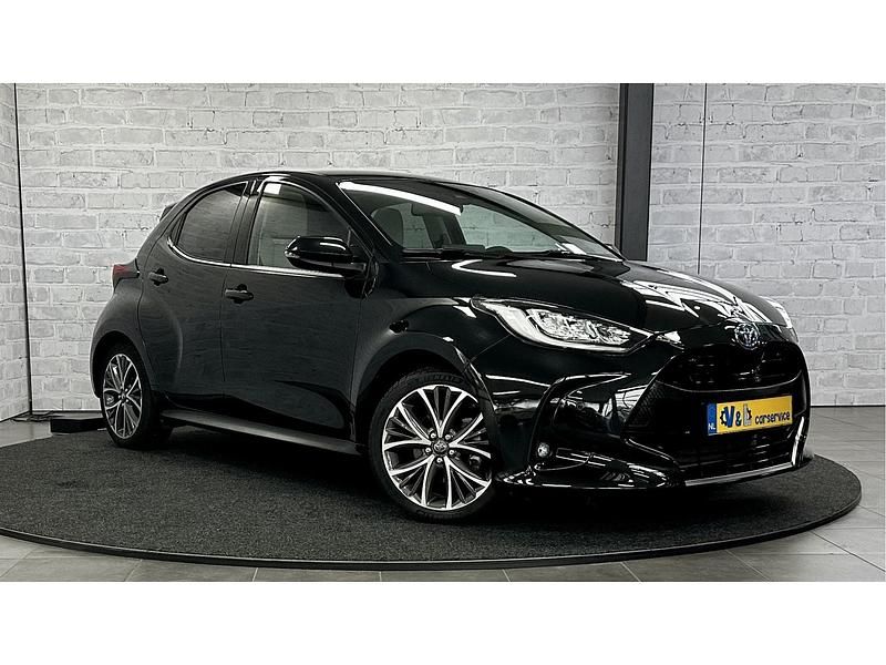 Zwart Occasion 2021 Toyota Yaris Executive Hatchback | € 20.955 (Eerlijke prijs) - Afbeelding 1/4