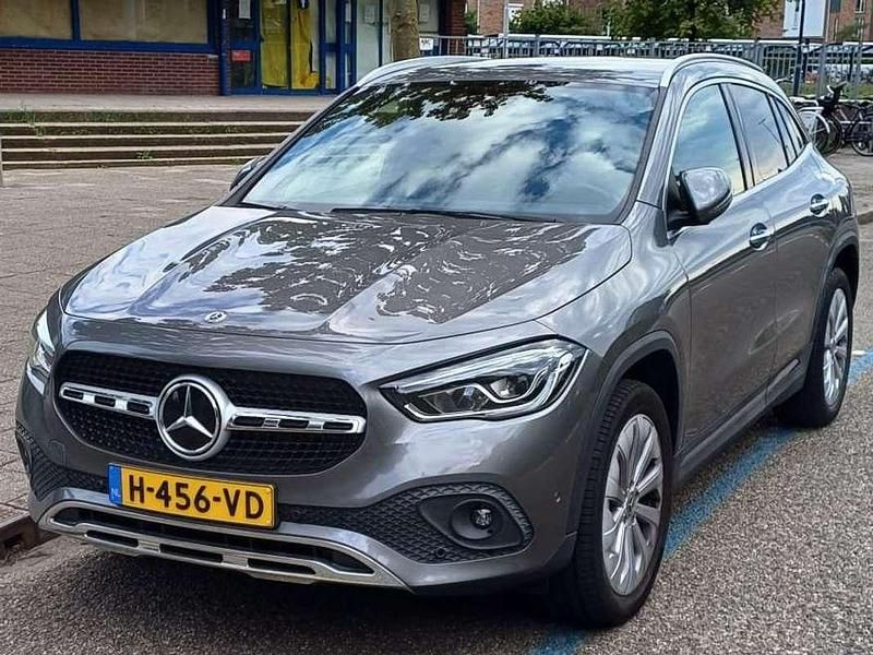 Grijs Gebruikt 2020 Mercedes GLA200 SUV | € 32.500 (Eerlijke prijs) - Afbeelding 1/4