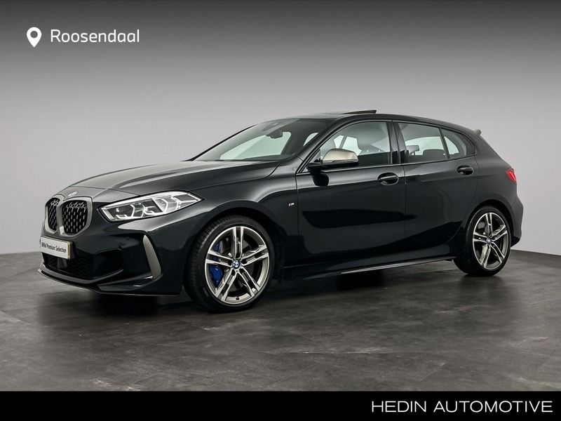 Saphirschwarz metallic (zwart metallic) Gebruikt 2024 BMW M135 Comfort Edition Hatchback | € 54.880 (Eerlijke prijs) - Afbeelding 1/4