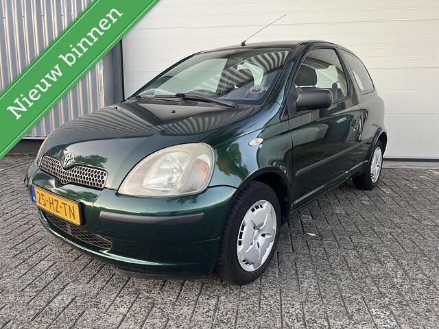 Groen Gebruikt 2002 Toyota Yaris Hatchback | € 1.295 (Eerlijke prijs) - Afbeelding 1/4