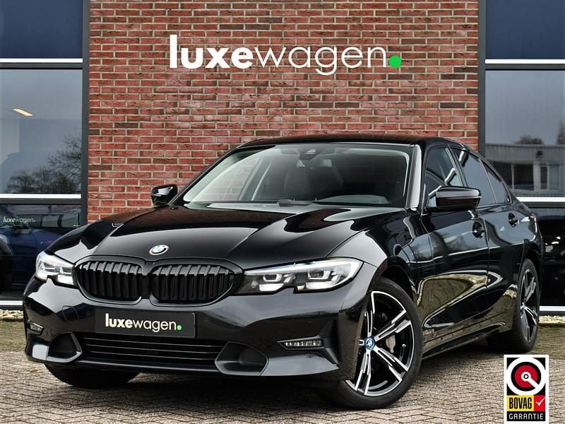 Zwart (metallic) Gebruikt 2019 BMW 330 Sport Line Sedan | € 26.900 (Goede deal) - Afbeelding 1/4