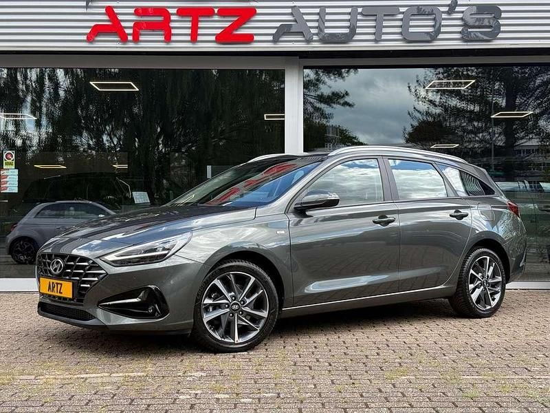 Grijs Gebruikt 2023 Hyundai i30 Comfort Stationwagen | € 21.900 (Eerlijke prijs) - Afbeelding 1/4