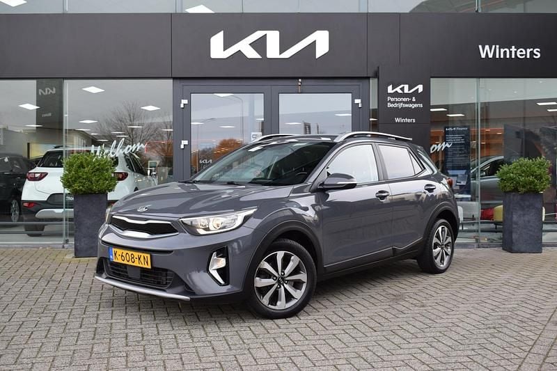 Grijs Occasion 2021 Kia Stonic SUV | € 15.550 (Eerlijke prijs) - Afbeelding 1/4
