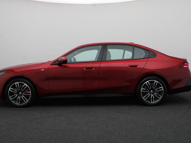 Occasion BMW 550e M Sport 489 PK (359 kW) 2025 Rood (metallic) Sedan