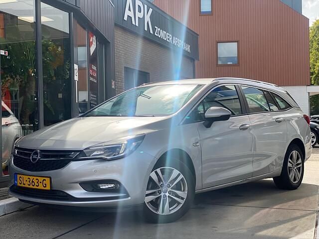 Grijs, metallic lak Gebruikt 2018 Opel Astra Edition Stationwagen | € 8.950 (Goede deal) - Afbeelding 1/4
