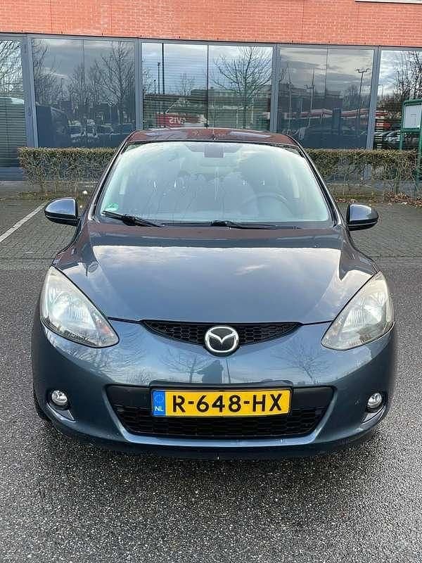 Grijs Occasion 2009 Mazda 2 Hatchback | € 3.350 (Eerlijke prijs) - Afbeelding 1/4