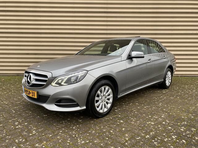 Grijs Gebruikt 2013 Mercedes E200 Ambition Sedan | € 19.945 (Eerlijke prijs) - Afbeelding 1/4