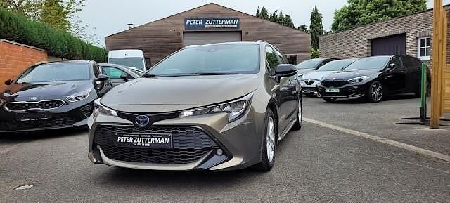 Goud Gebruikt 2022 Toyota Corolla Hybrid Comfort Stationwagen | € 20.900 - Afbeelding 1/4