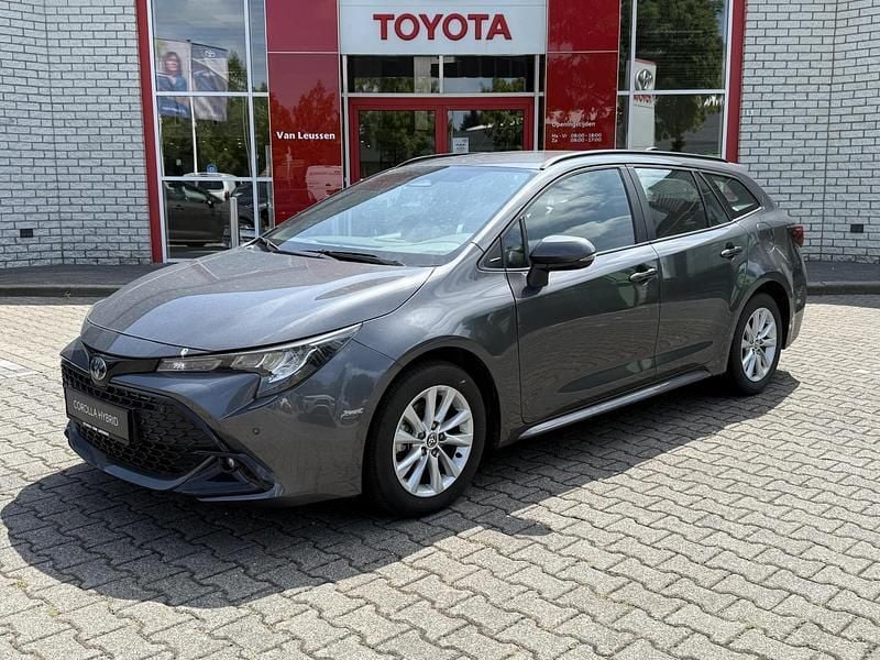 Grijs Gebruikt 2024 Toyota Corolla Hybrid Stationwagen | € 28.390 - Afbeelding 1/4