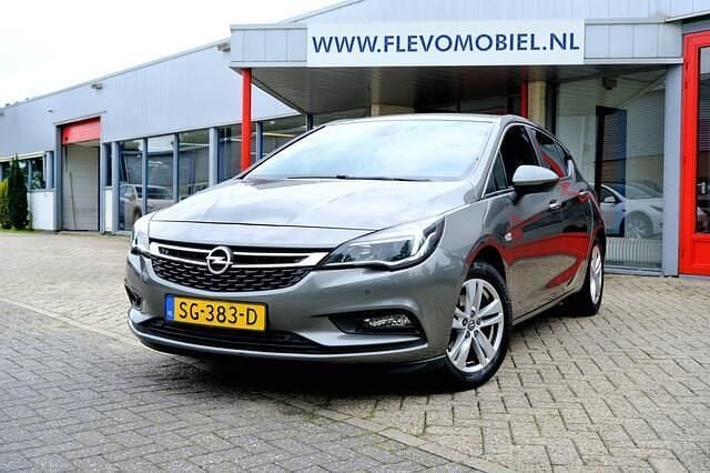 Grijs Gebruikt 2018 Opel Astra Edition Hatchback | € 10.450 (Goede deal) - Afbeelding 1/4
