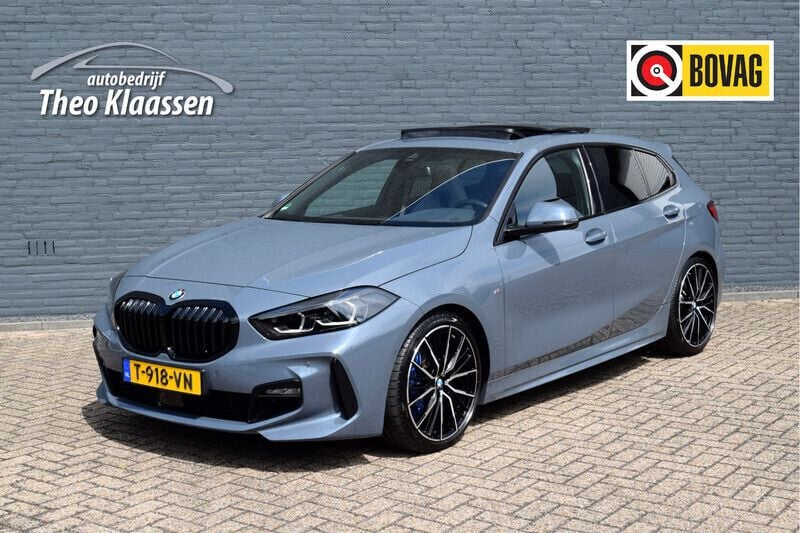 Grijs, metallic lak Gebruikt 2023 BMW 120 Comfort Edition Hatchback | € 39.950 (Duur) - Afbeelding 1/4