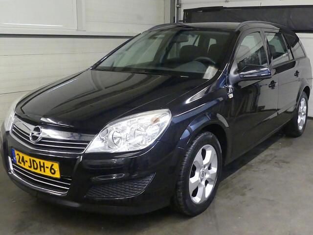 Zwart Gebruikt 2009 Opel Astra Essentia Stationwagen | € 2.945 (Eerlijke prijs) - Afbeelding 1/4