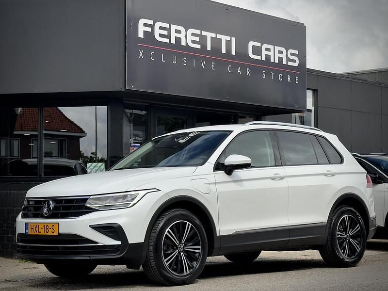 Wit Gebruikt 2022 VW Tiguan R-line Plus SUV | € 32.900 (Eerlijke prijs) - Afbeelding 1/4