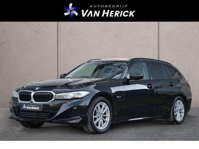 Zwart Occasion 2022 BMW 320e Stationwagen | € 25.945 (Super prijs) - Afbeelding 1/4