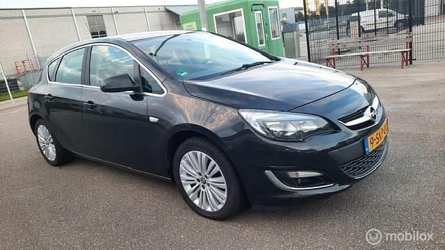Zwart Gebruikt 2013 Opel Astra Cosmo Hatchback | € 3.950 (Eerlijke prijs) - Afbeelding 1/4