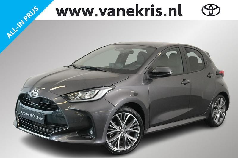 Grijs Occasion 2024 Toyota Yaris Hybrid Executive Hatchback | € 29.442 (Eerlijke prijs) - Afbeelding 1/4