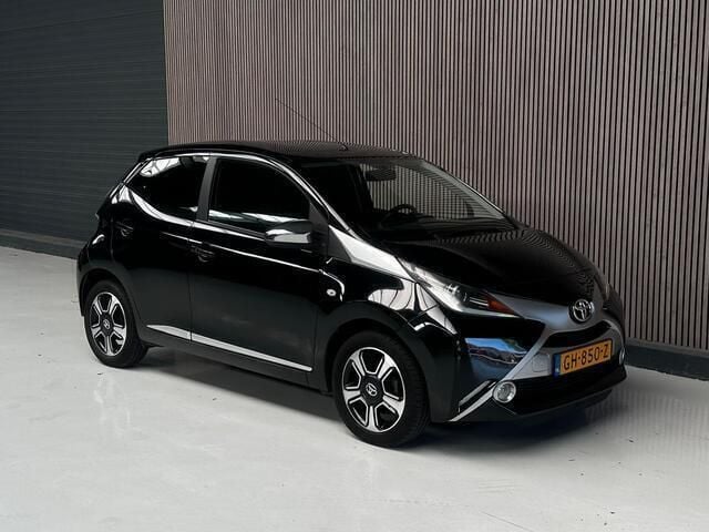 Zwart Gebruikt 2015 Toyota Aygo X-clusiv Hatchback | € 5.995 (Iets duurder) - Afbeelding 1/4