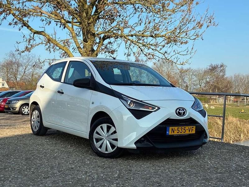 Wit Occasion 2022 Toyota Aygo Hatchback | € 8.975 (Goede deal) - Afbeelding 1/4