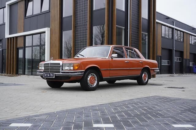 Oranje Occasion 1977 Mercedes S280 Sedan | € 22.500 - Afbeelding 1/4
