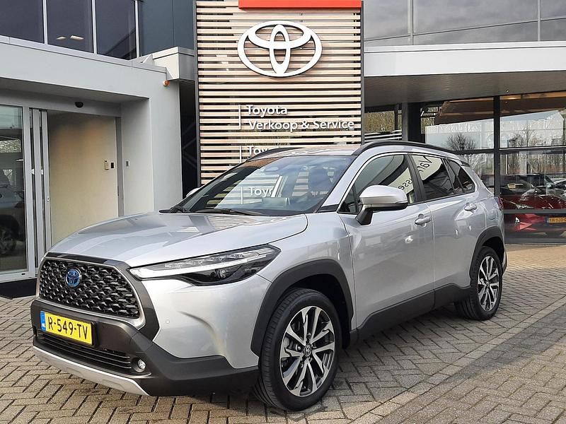Grijs Occasion 2023 Toyota Corolla Cross Edition SUV | € 32.400 (Eerlijke prijs) - Afbeelding 1/4