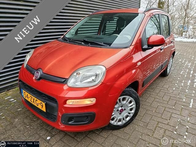 Rood (metallic) Occasion 2013 Fiat Panda Easy Hatchback | € 2.749 (Super prijs) - Afbeelding 1/4