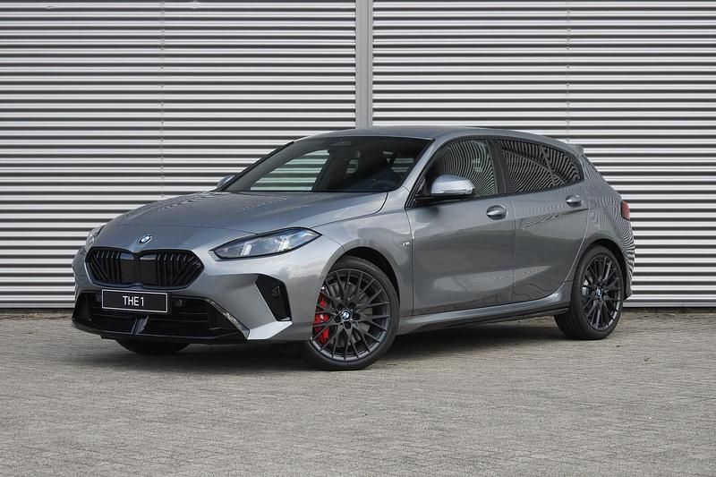 Grijs Nieuw 2025 BMW 120 Comfort Edition Hatchback | € 55.756 (Iets duurder) - Afbeelding 1/4