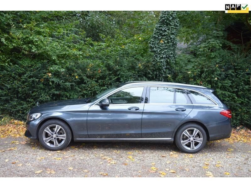 Grijs, metallic lak Gebruikt 2015 Mercedes C180 Prestige Stationwagen | € 12.995 (Goede deal) - Afbeelding 1/4