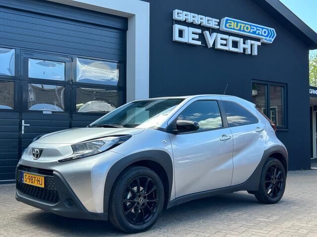 Grijs Gebruikt 2023 Toyota Aygo Play Hatchback | € 16.950 (Eerlijke prijs) - Afbeelding 1/4