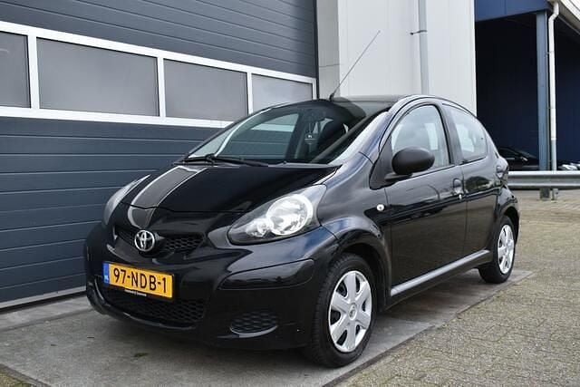 Zwart Gebruikt 2010 Toyota Aygo Hatchback | € 2.250 (Eerlijke prijs) - Afbeelding 1/4