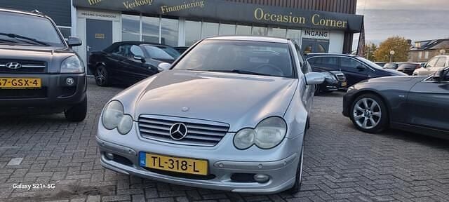 Grijs Gebruikt 2003 Mercedes C180 Coupé | € 2.199 (Eerlijke prijs) - Afbeelding 1/4
