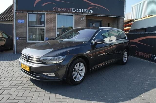 Grijs Gebruikt 2021 VW Passat Comfortline Sedan | € 17.900 (Goede deal) - Afbeelding 1/4