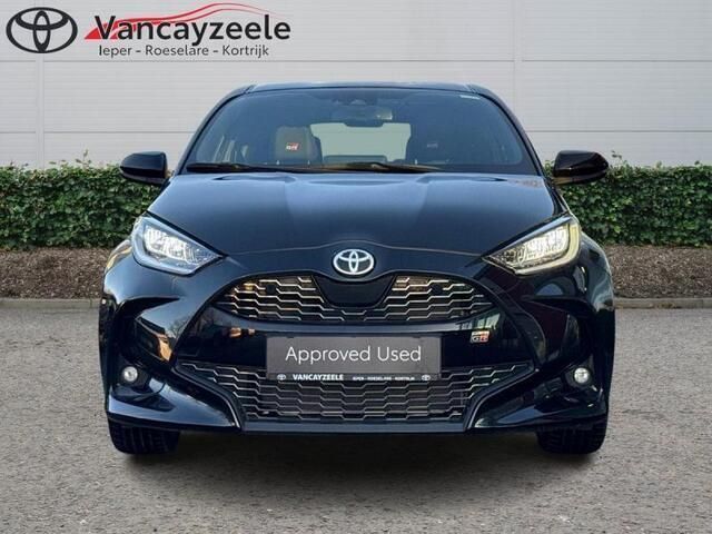 Zwart Gebruikt 2023 Toyota Yaris Sport Sedan | € 23.950 (Super prijs) - Afbeelding 1/2